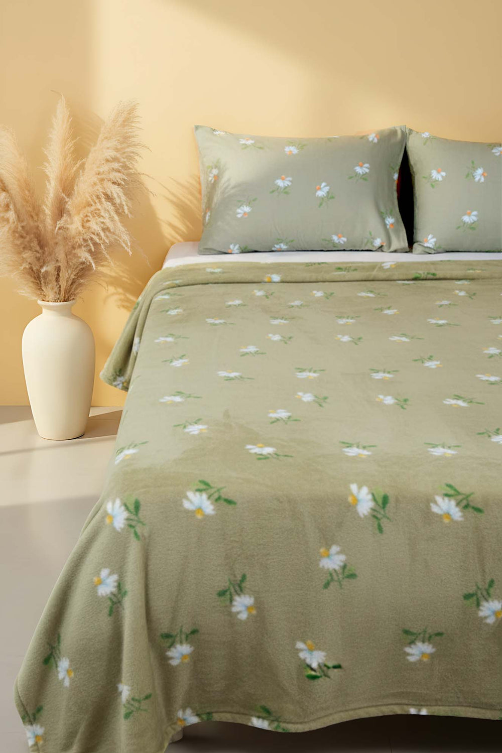 Green Daisy Double Plush Blanket – Extra Soft, Warm 100% Polyester Throw, 200x215 cm