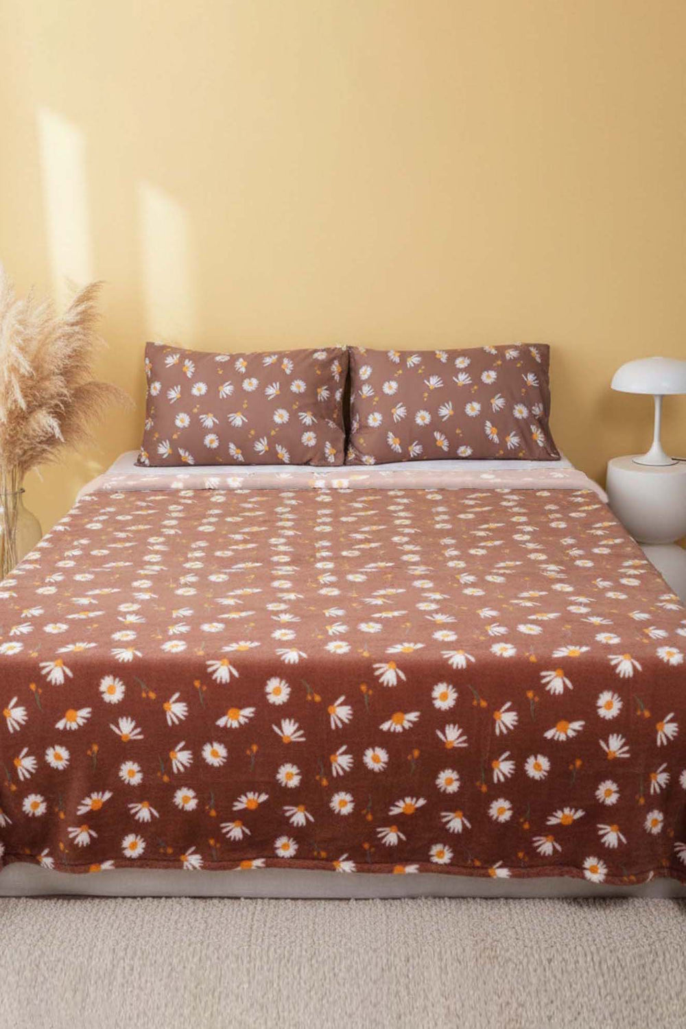 Brown Daisy Double Plush Blanket – Extra Soft, Warm 100% Polyester Throw, 200x215 cm