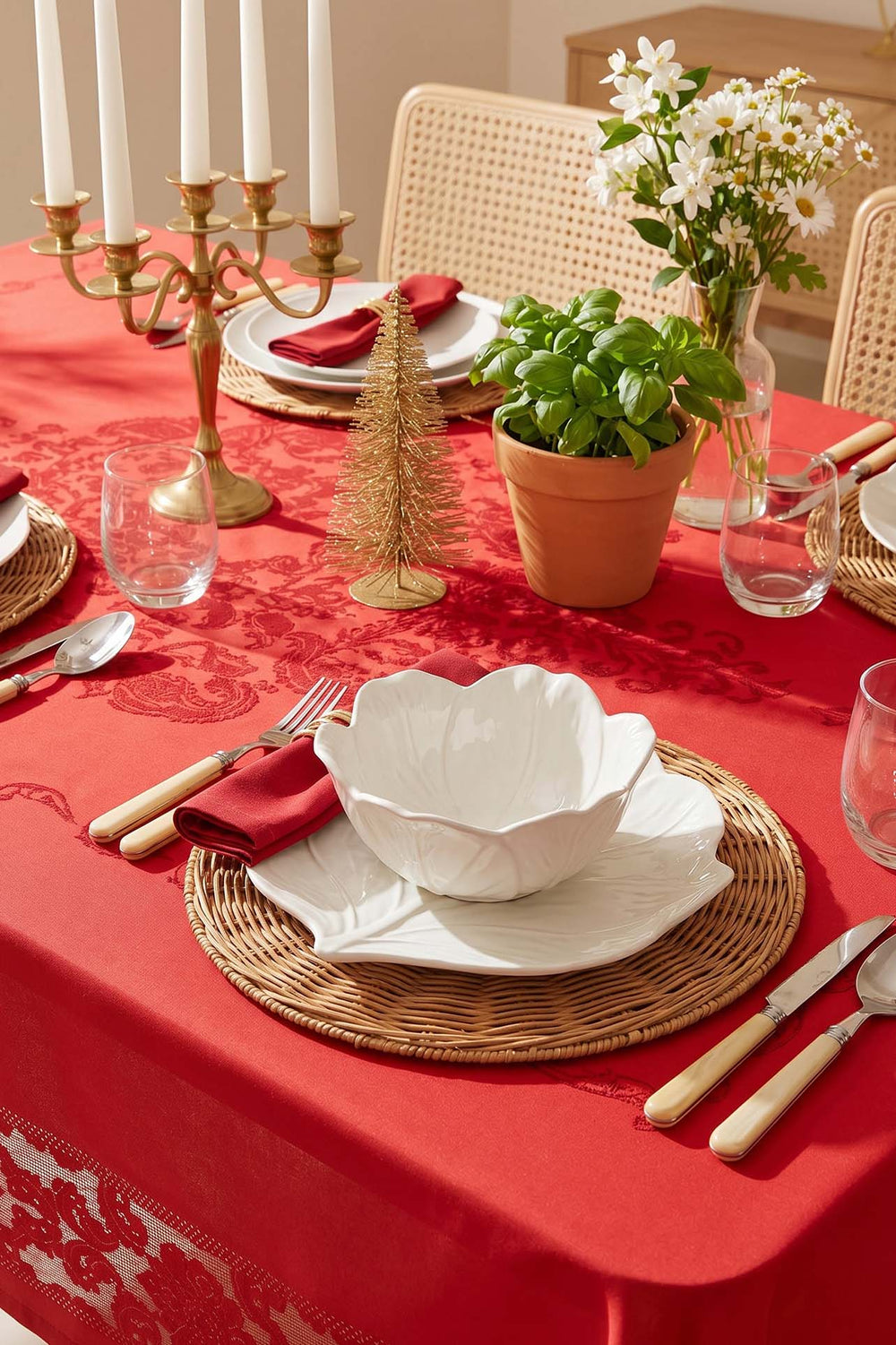 Jumbo Red Jacquard Tablecloth – Liquid Repellent, Stain Resistant, 100% Polyester, 160x220 cm