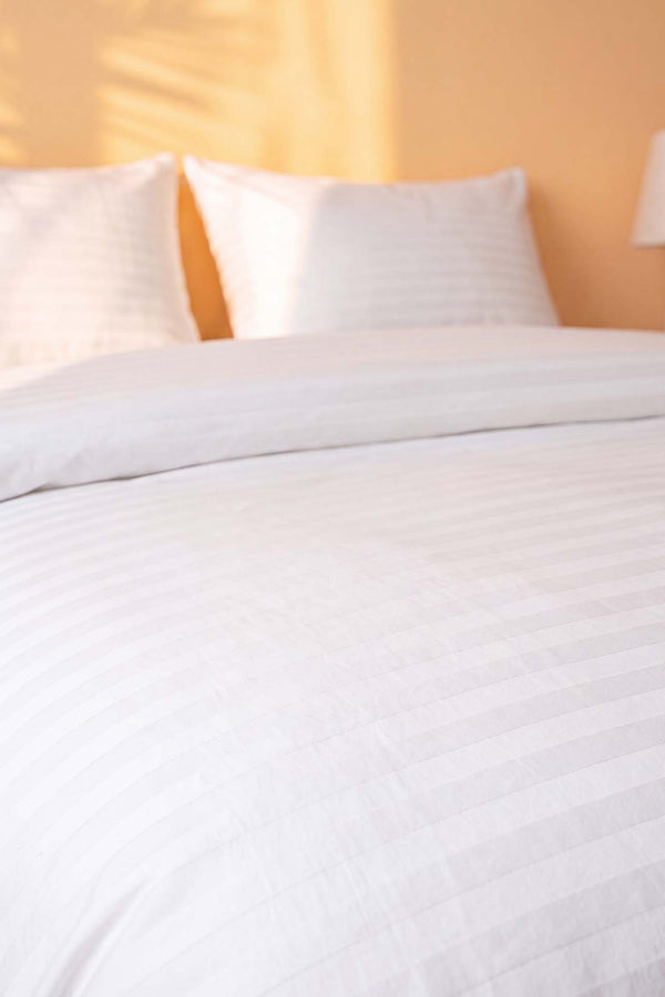 Elite White Striped Satin Double Duvet Cover Set – 4 Pieces