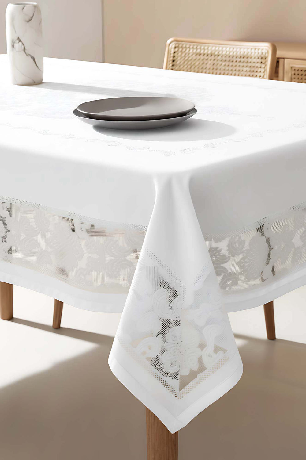 Jumbo White Jacquard Tablecloth – Liquid Repellent, Stain Resistant, 100% Polyester, 160x220 cm