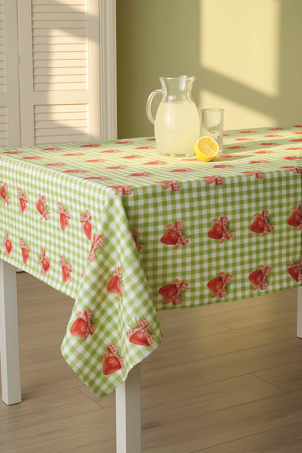 Green Checkered Strawberry Tablecloth – Casual & Wipeable Polyester, Picnic/Kitchen Use, 140x200 cm