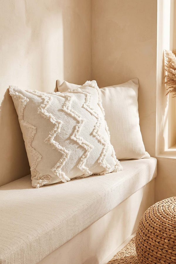 Krem Zigzag Desenli Püskül Dokulu Dekoratif Kırlent Kılıfı