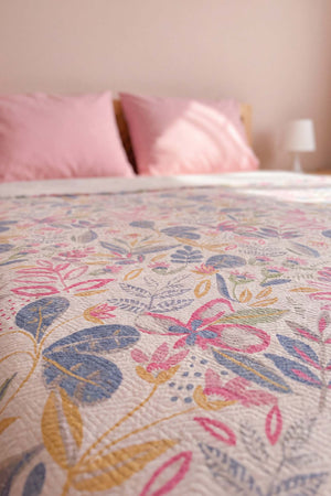 Pembe Kır Bahçesi Desenli Çift Kişilik Baskılı Pike Yatak Örtüsü 200X230 Cm