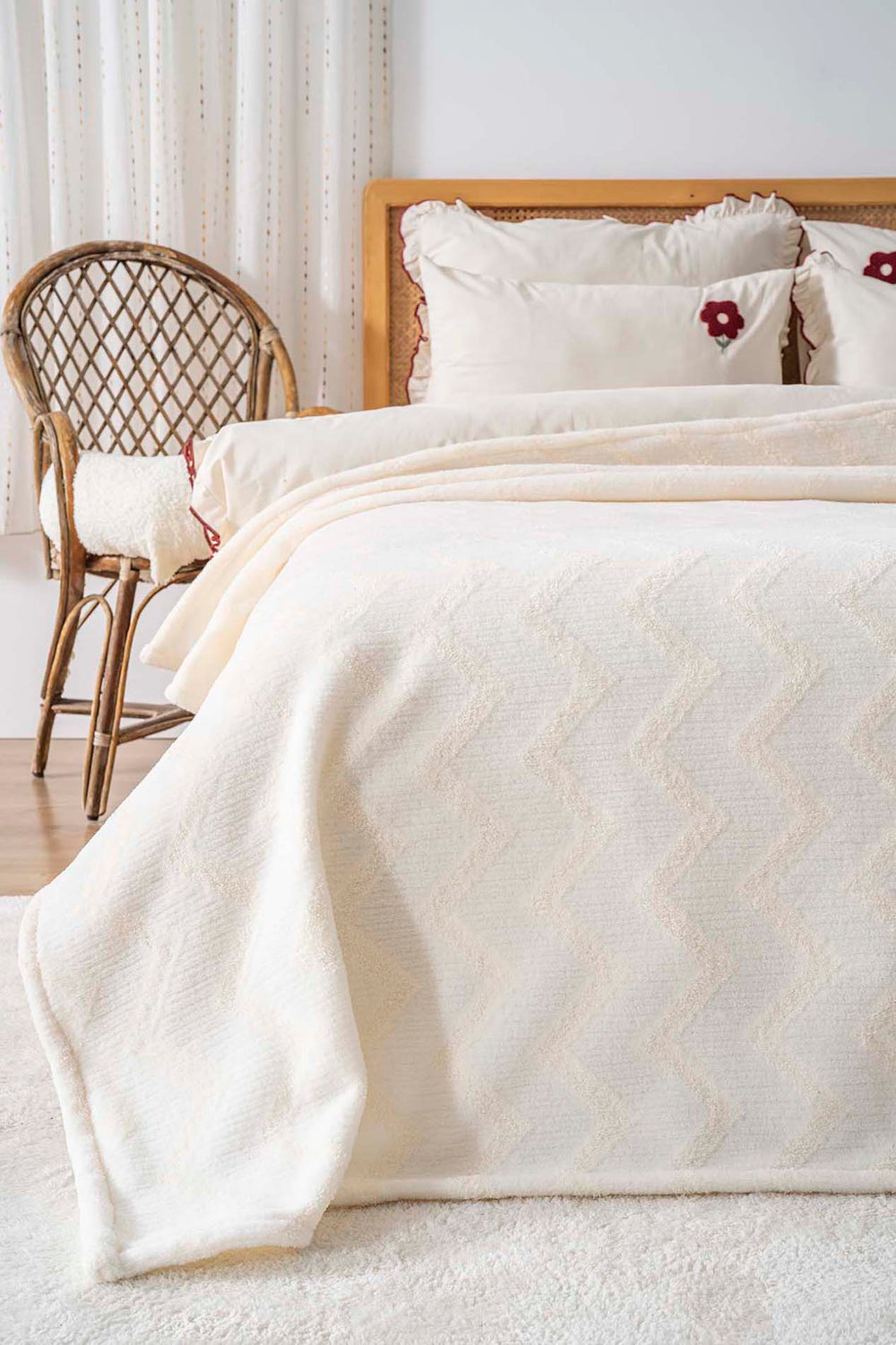 Royal Jacquard Raschel Zig Zag Scandinavian Single-Sided Punch Bedspread