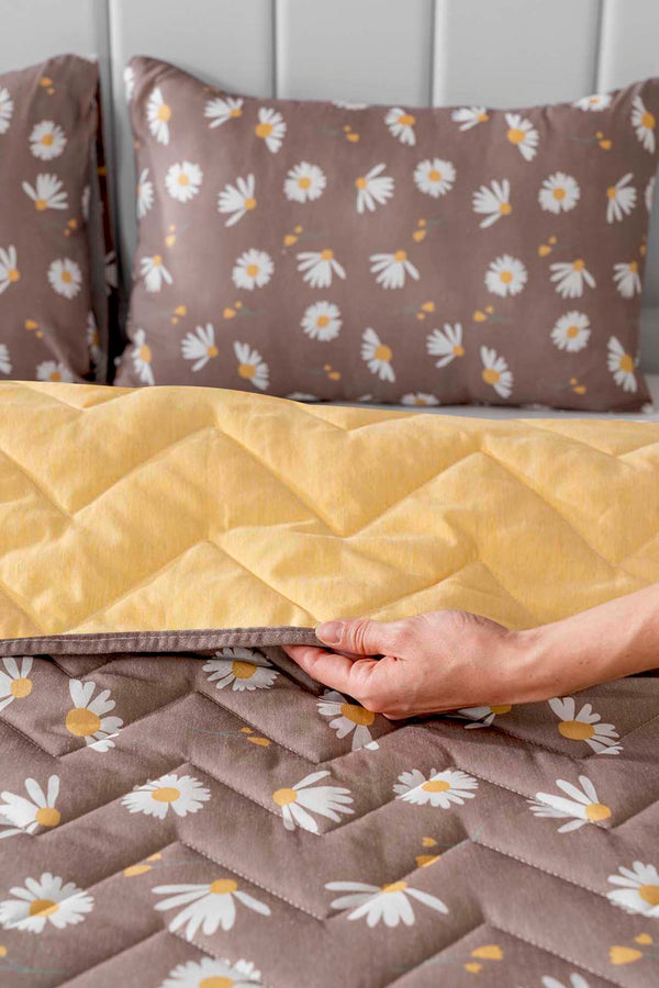 Brown Daisy Polycotton Quilted Throw/Multi-Purpose Bedspread – Double Size, Breathable, Single Piece, 200x200 cm