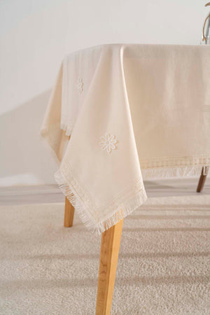 Silvio Cream Guipure Floral Tablecloth – Elegant Lace Detail, Cotton Blend Fabric, 160x220 cm