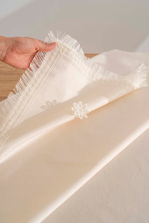 Silvio Cream Guipure Floral Tablecloth – Elegant Lace Detail, Cotton Blend Fabric, 160x220 cm
