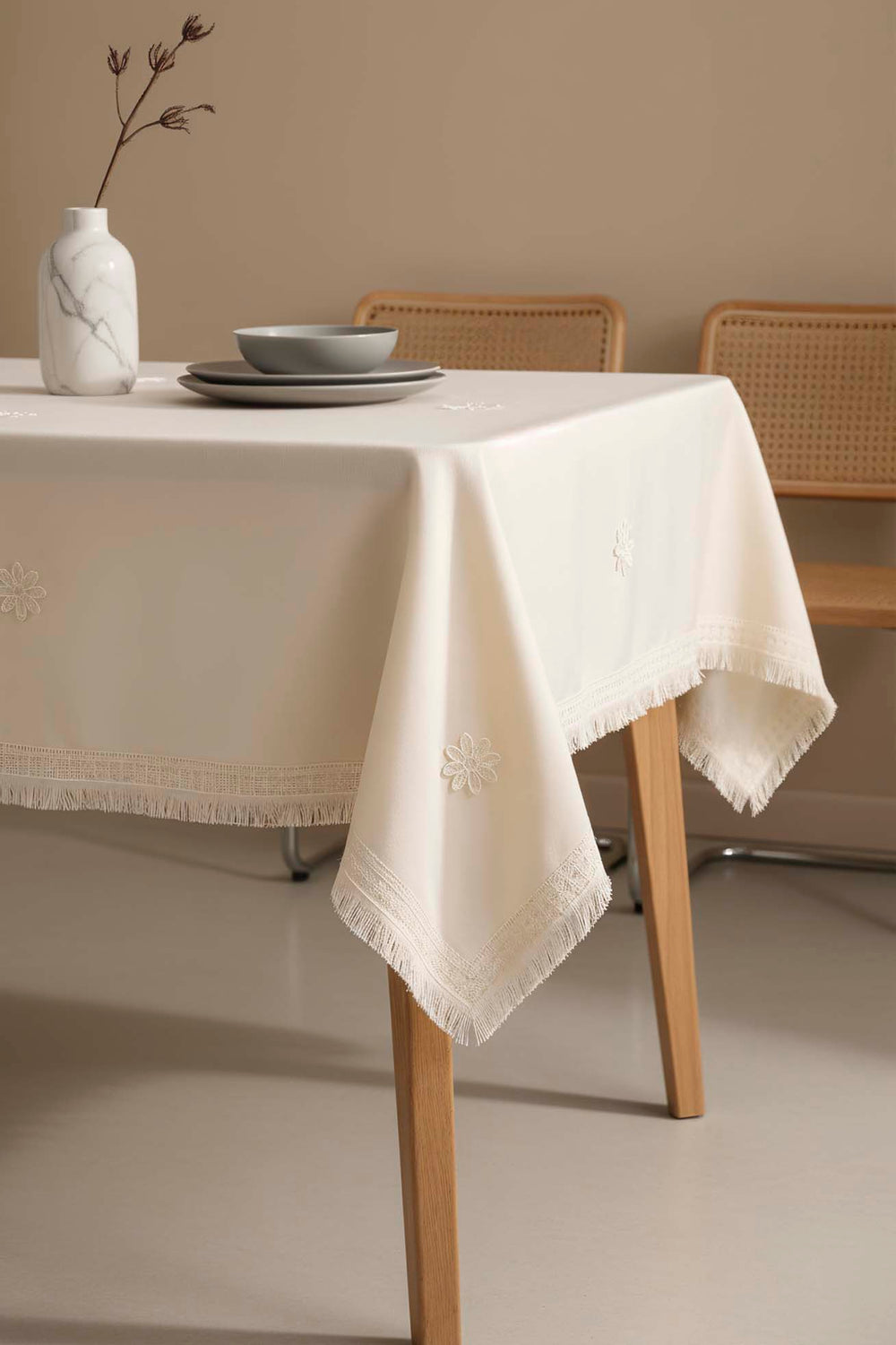 Silvio Cream Guipure Floral Tablecloth – Elegant Lace Detail, Cotton Blend Fabric, 160x220 cm