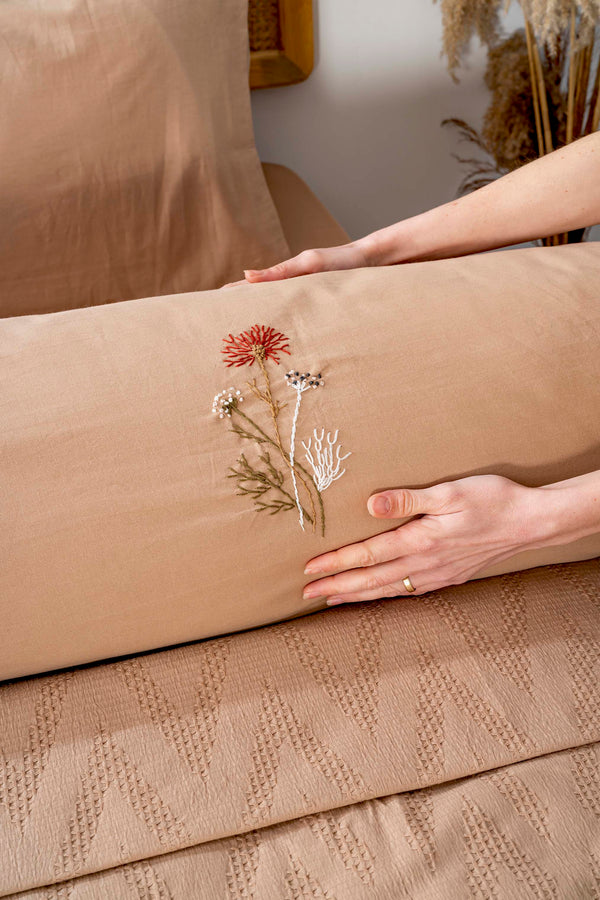 Noris Camel Nakışlı Çift Kişilik Nevresimli Pike Takımı – 7 Parça Çeyiz Seti %100 Pamuklu