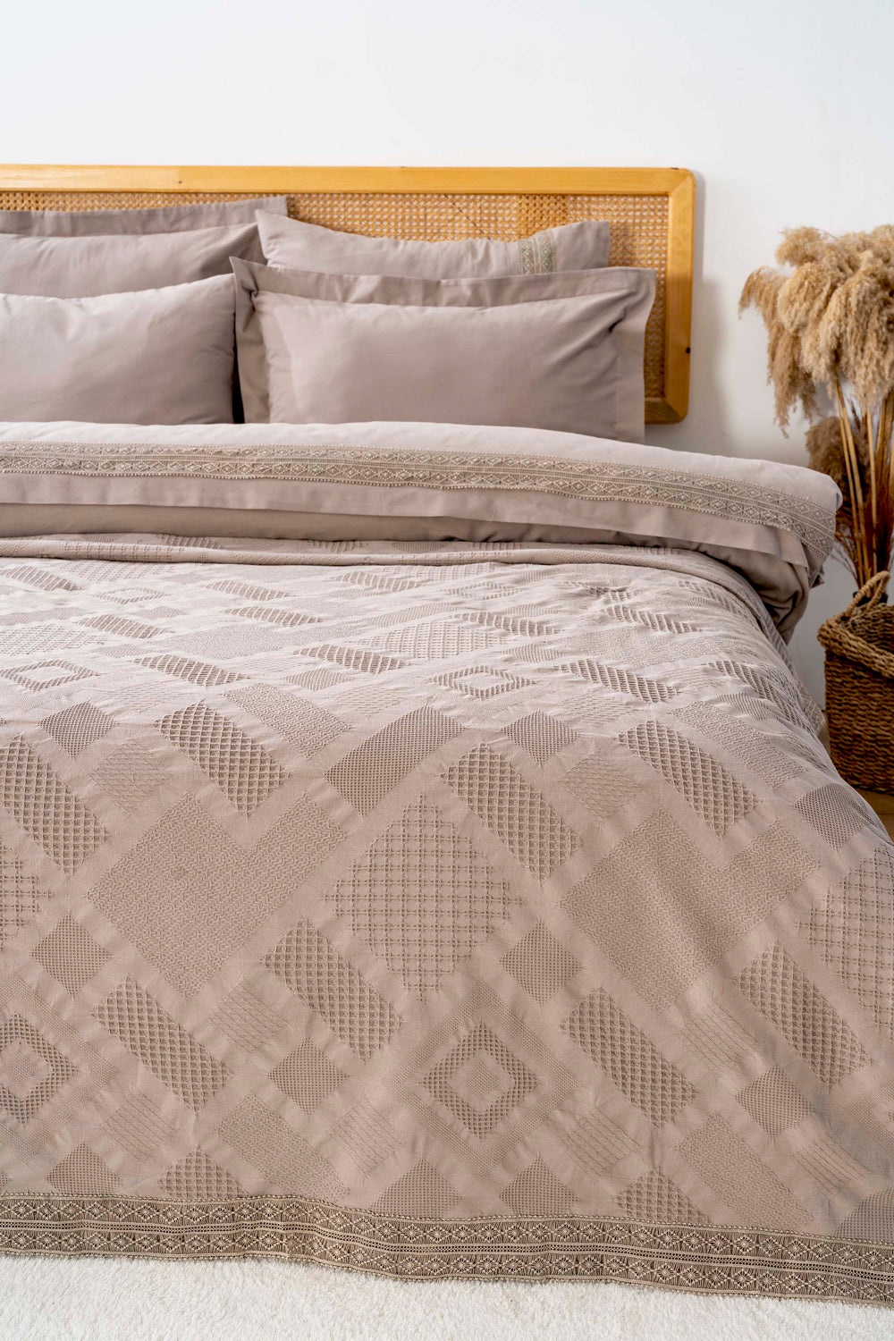 Freya Vizon Lace Double 7-Piece Bridal/Quilt Set – Polycotton Duvet Cover, Bedspread & Sheet Set, King/Cal-King Size