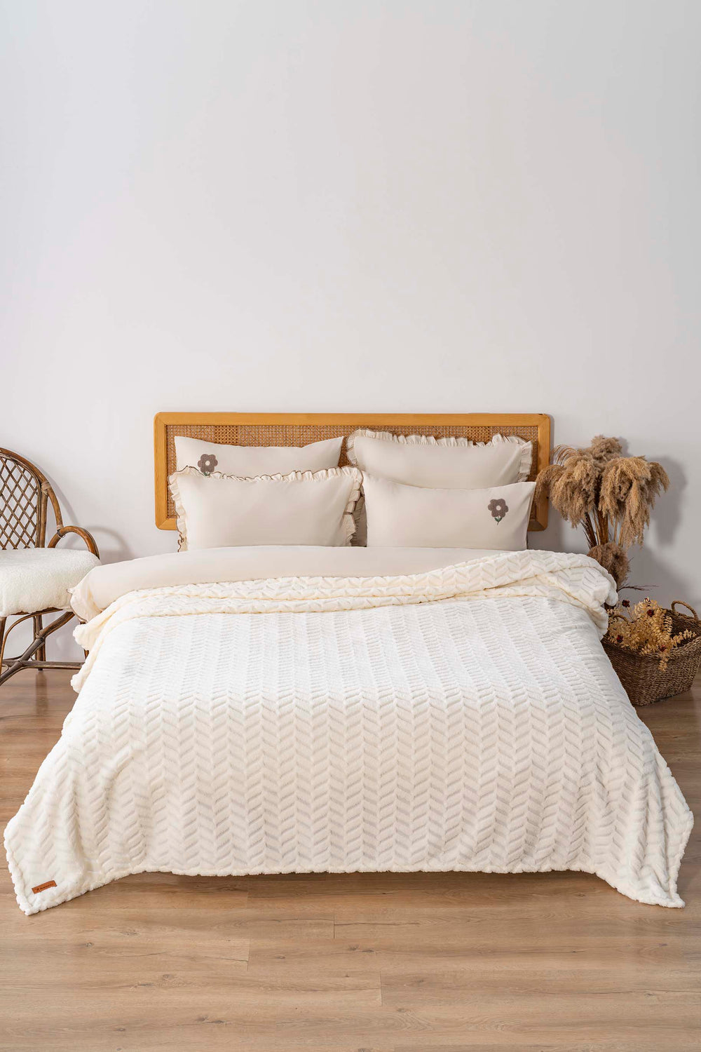 Dejavu Jacquard Raschel Scandinavian Double Punch Bedspread