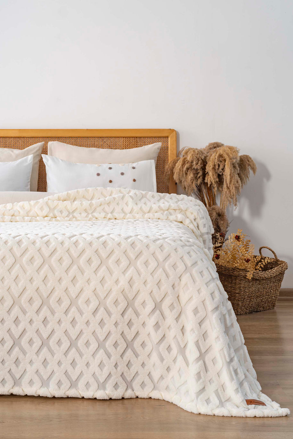 Clara Jacquard Raschel Scandinavian Double Punch Bedspread