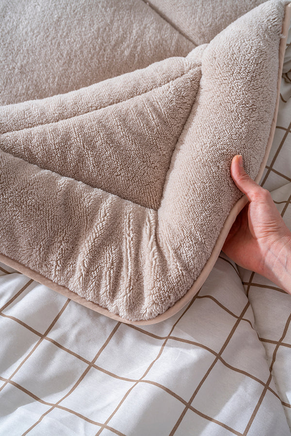 Beige Checked Double-Sided Luxury Wellsoft Quilt Set for Double Bed 195x215 cm