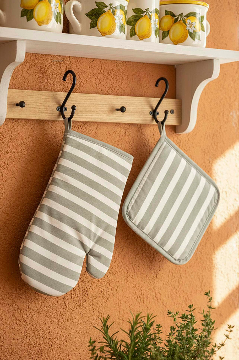 Green Striped 2-Piece Oven Glove & Pot Holder Set