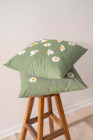 Green Background Daisy Patterned Punch-Embroidered Decorative Design Linen Cushion Cover