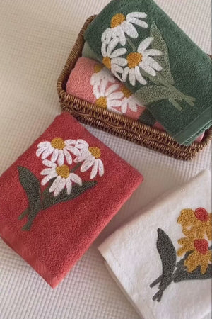 Large Daisy Embroidered 100% Cotton 5-Piece Towel Set 50x90 cm