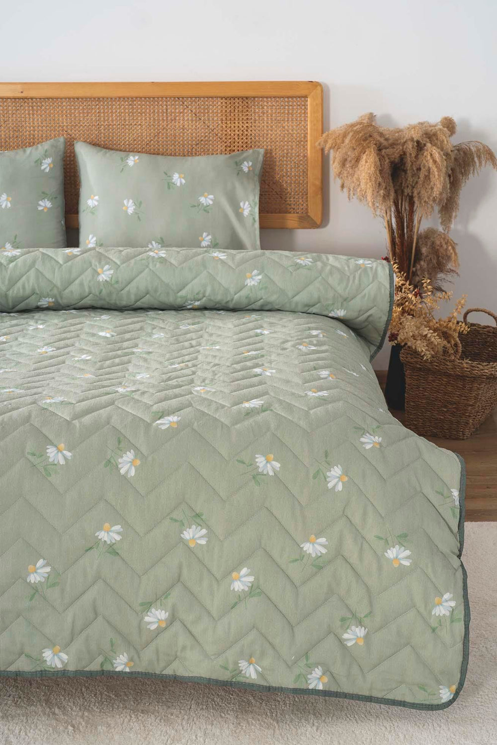 Green Daisy Double Size Outlet Cotton Quilted Bedspread & Coverlet