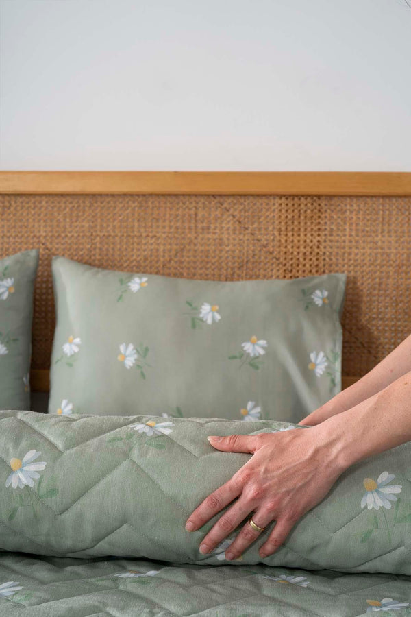 Green Daisy Single Size Outlet Quilted Cotton Bedspread & Coverlet