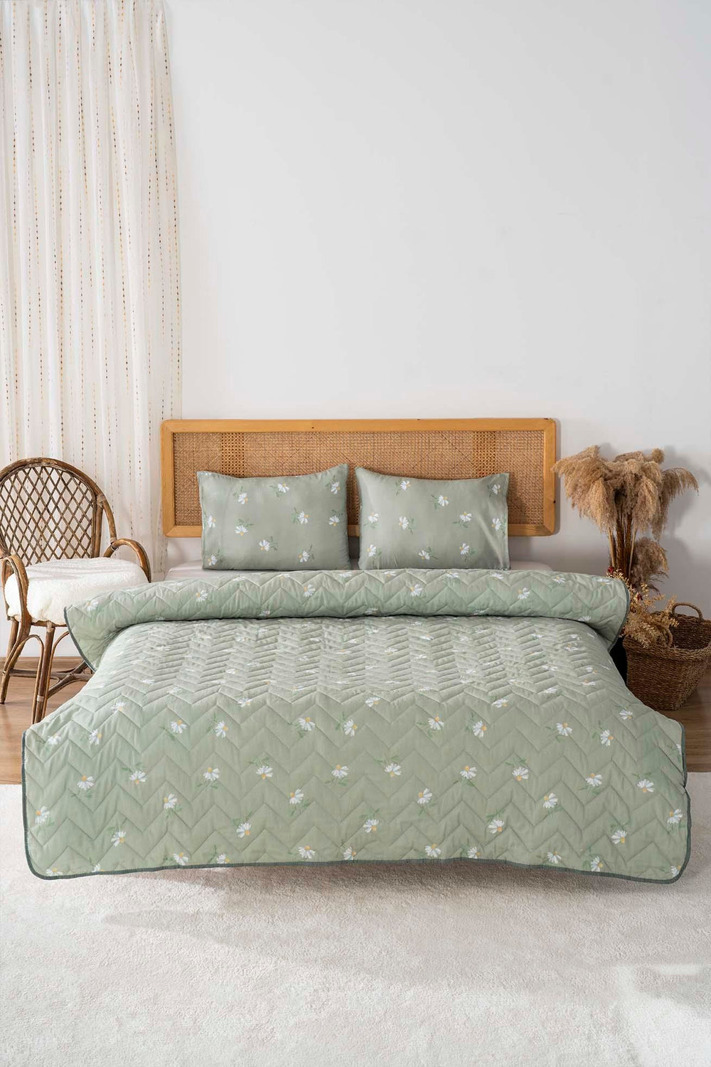 Green Daisy Double Size Outlet Cotton Quilted Bedspread & Coverlet