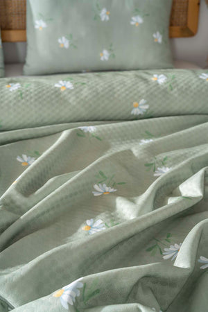 Green Daisy Printed Bedspread 200 x 220 cm
