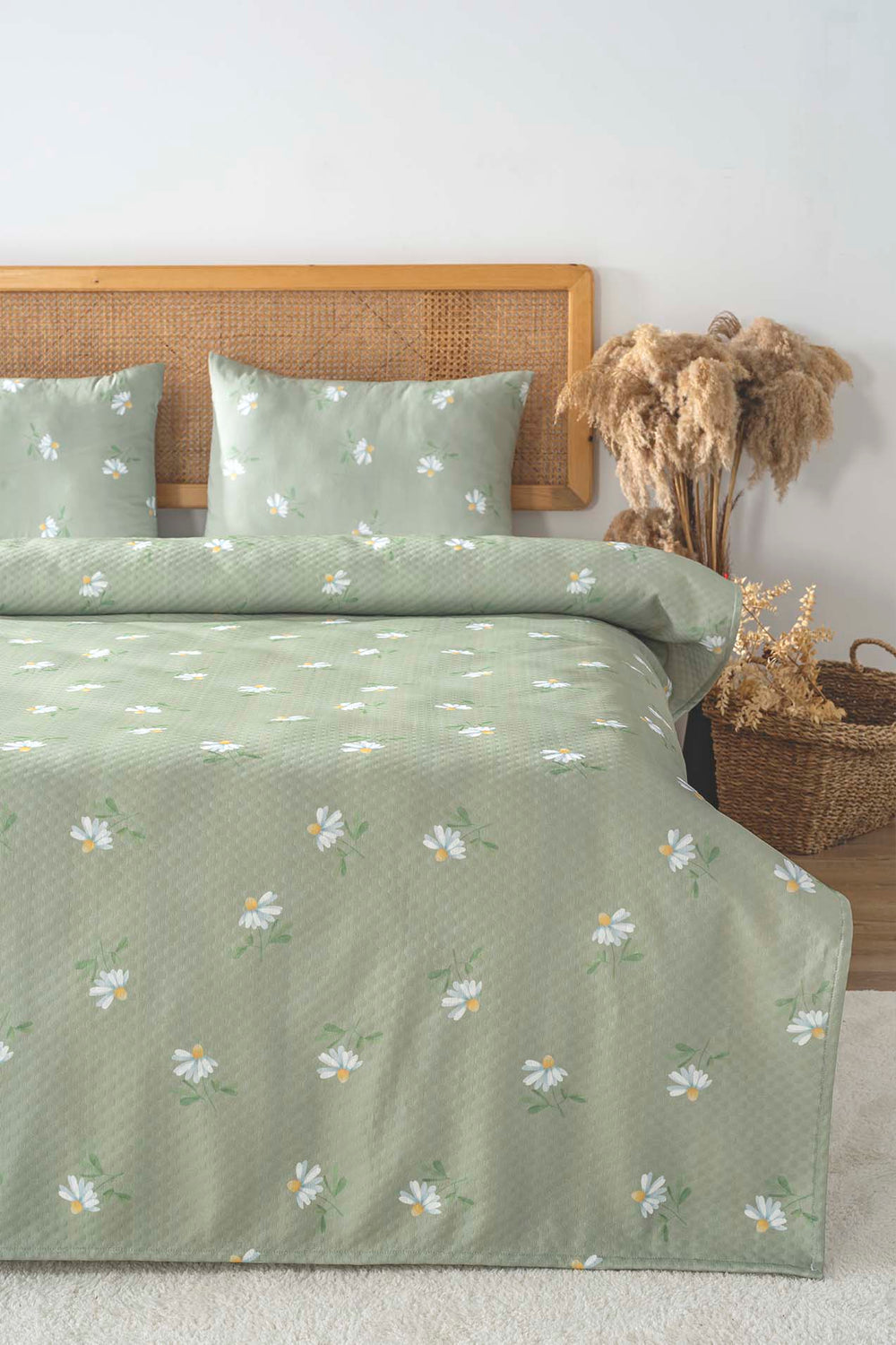 Green Daisy Printed Bedspread 200 x 220 cm
