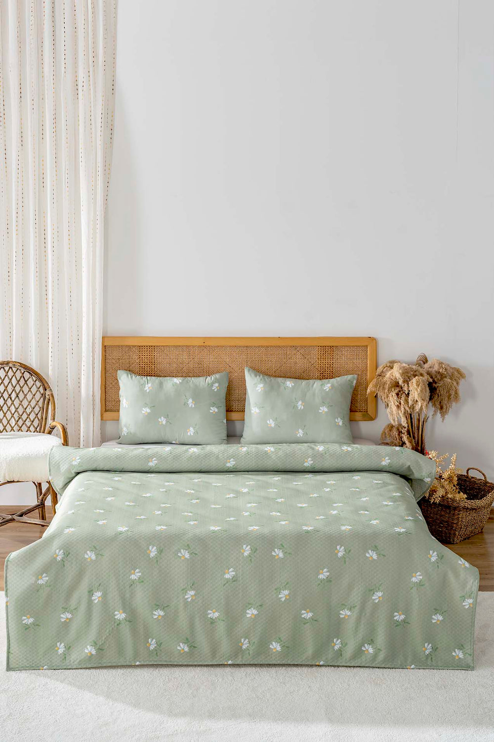 Green Daisy Printed Bedspread 200 x 220 cm