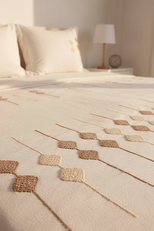 Ecru Zen Diamond Pattern Double Embroidered Bedspread Set